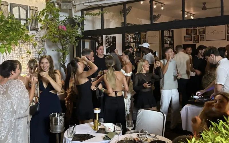 Des amis au restaurant à Bali