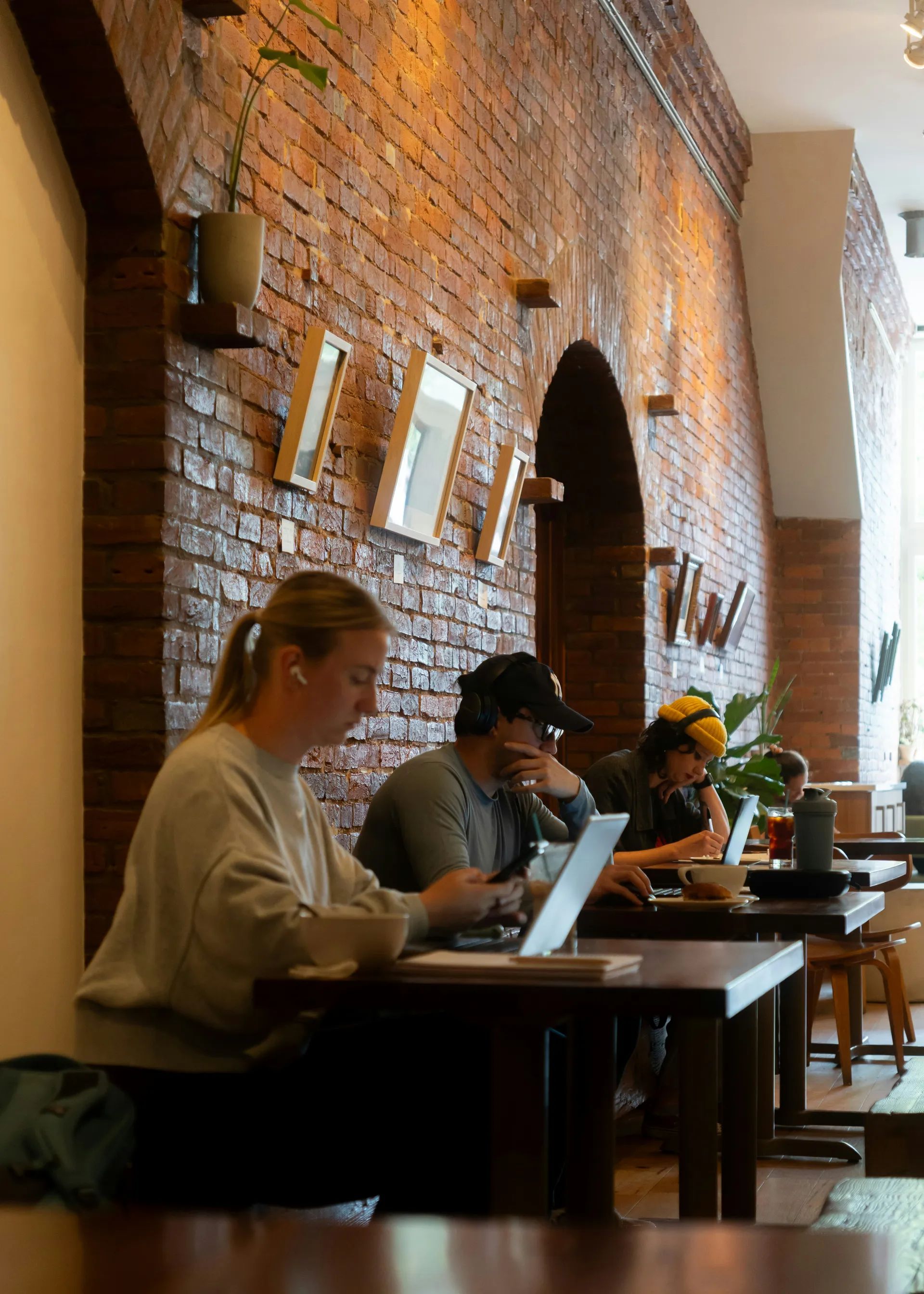Des personnes travaillent sur leurs ordinateurs dans un café.