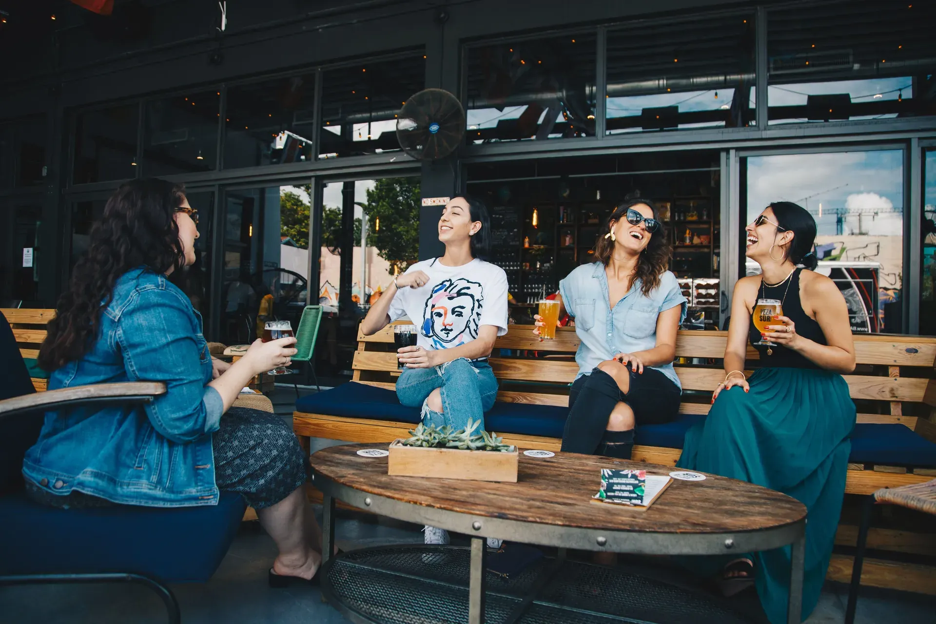 Des amies françaises qui rigolent ensemble dans un café en Thaïlande