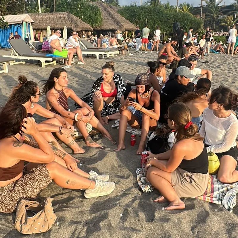 Cercle d'amis français sur la plage à Bali