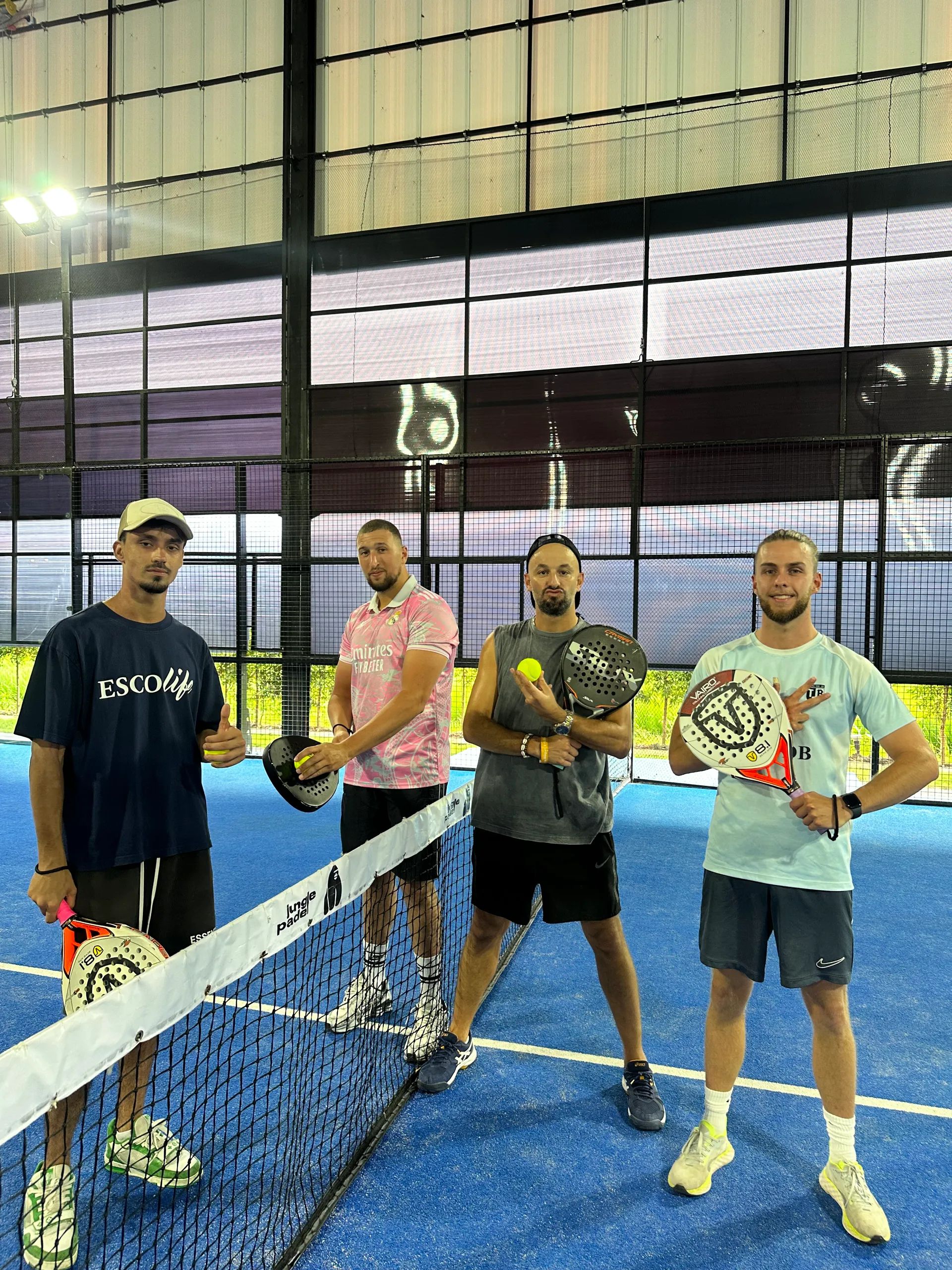 Des Français qui se rencontre au padel en Thaïlande