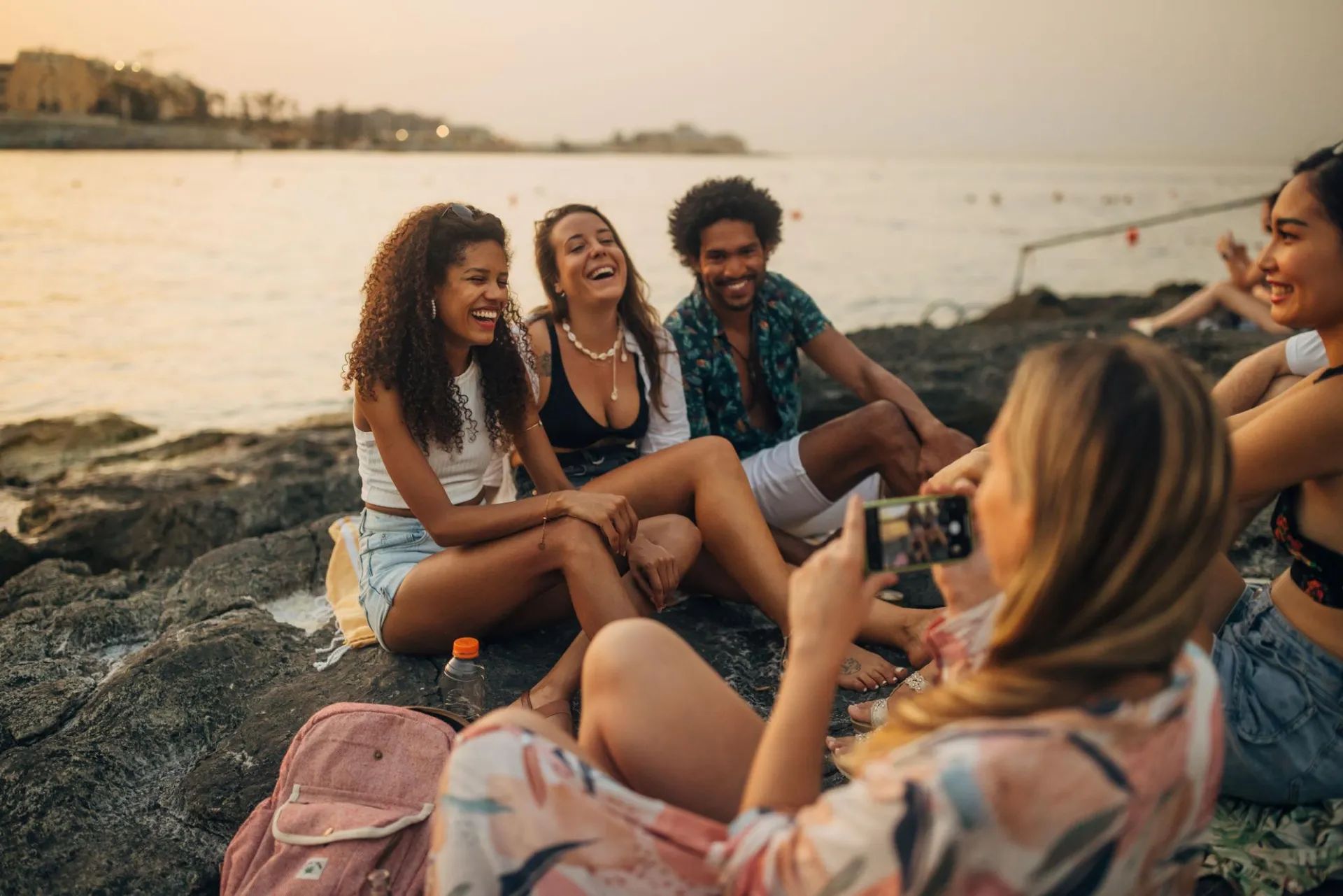 Des amies au bord de la mer, qui rigolent