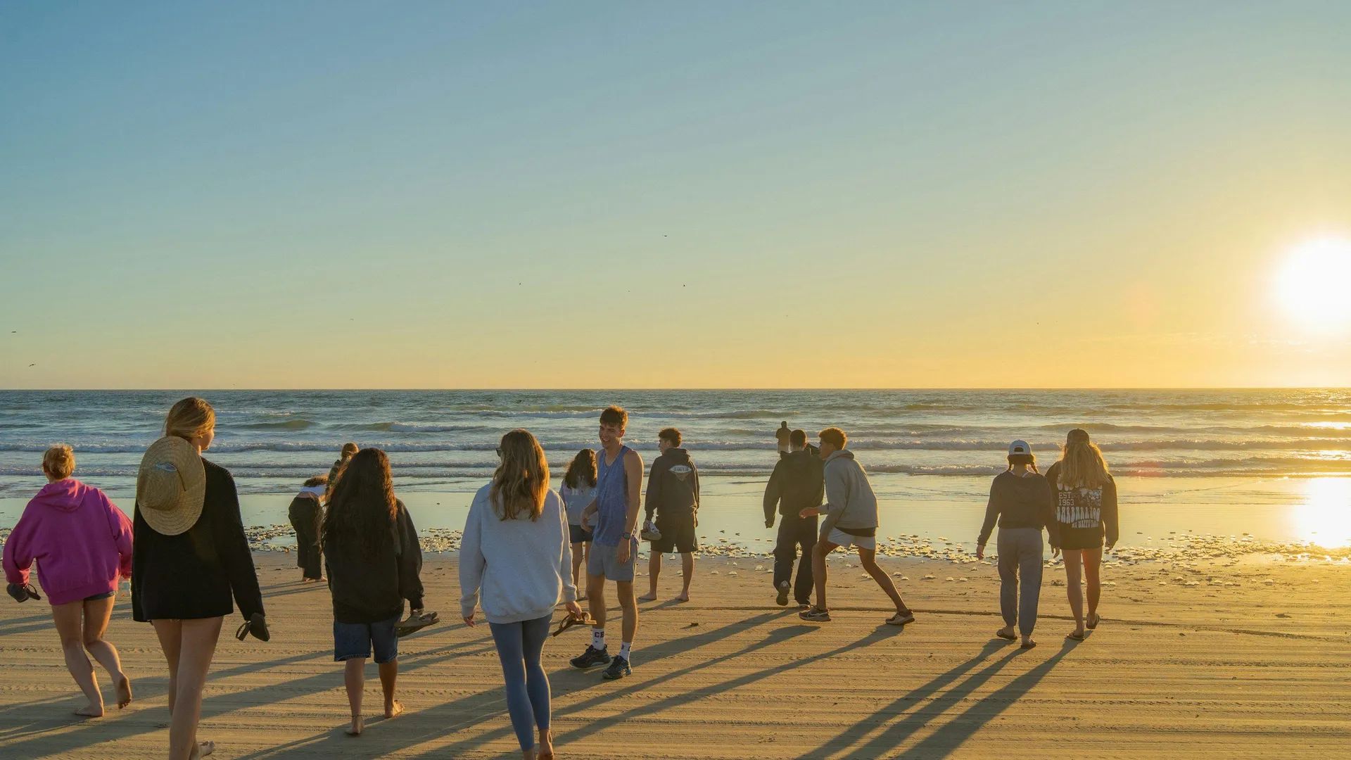 amis français sur la plage